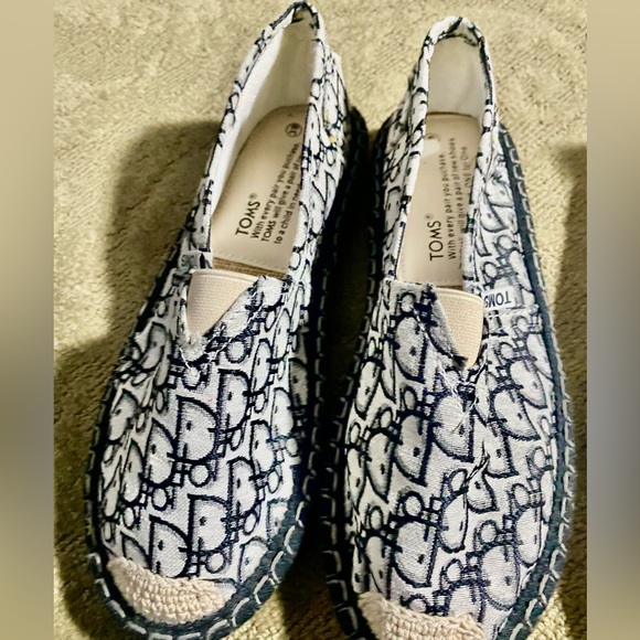❤️ 2 PAIR OF TOMS SHOES. One pair is brand new & other pair wear only 1 time . - Picture 2 of 9